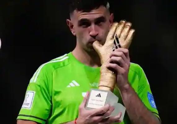 Emi Martinez și-a explicat gestul grosolan făcut după primirea trofeului