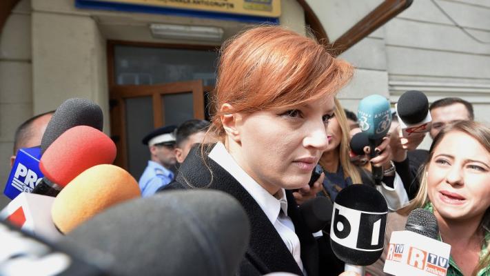 Fata lui Băsescu scapă de dosarul Nana şi de sechestrul de pe terenuri