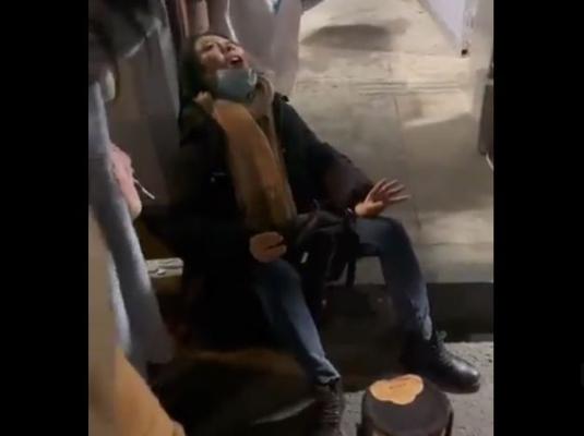 Video șocant: O femeie cu miocardită acută s-a sufocat în fața unui spital. Medicii au refuzat să o trateze