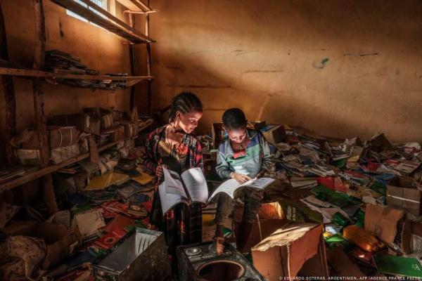 Imaginea unor copii dintr-o zonă de conflict din Etiopia, fotografia anului 2022 