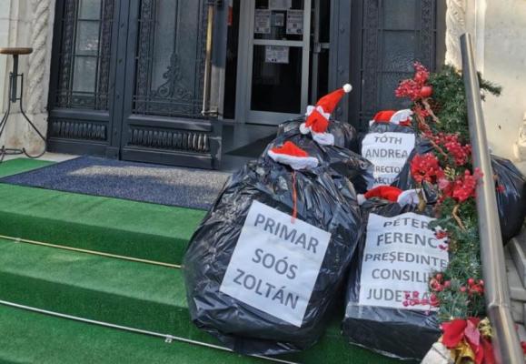 Cadou de Crăciun, pentru un primar: Şase saci cu gunoi, dăruiţi de un consilier local