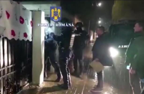 Percheziții la persoane bănuite de nerespectarea regimului armelor și munițiilor. Video