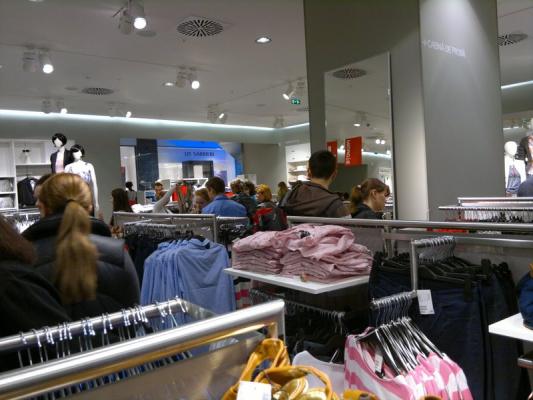 Doi puști au furat un rucsac cu acte din cabina de probă, în City Park Mall
