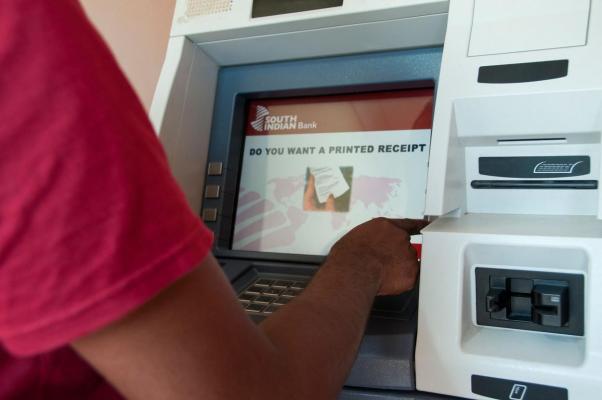 Primul ATM care distribuie monede de aur din India a fost inaugurat în oraşul Hyderabad