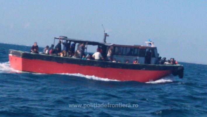  78 de migranți au vrut să intre în România ascunși într-un pescador