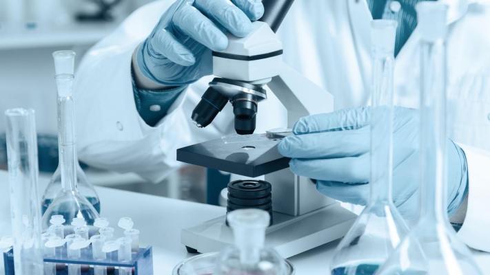 Studiu: O variantă rară a unei proteine ar putea să sporească eficacitatea tratamentului împotriva cancerului