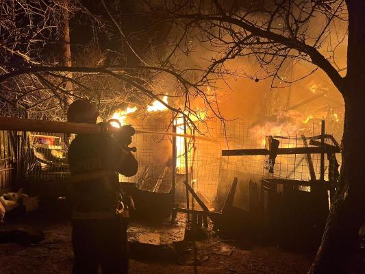 Incendiu puternic la o casă din Tulcea. Video