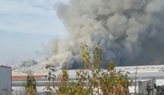 Incendiu într-o hală de aproximativ 1.000 de metri pătrați din Pantelimon