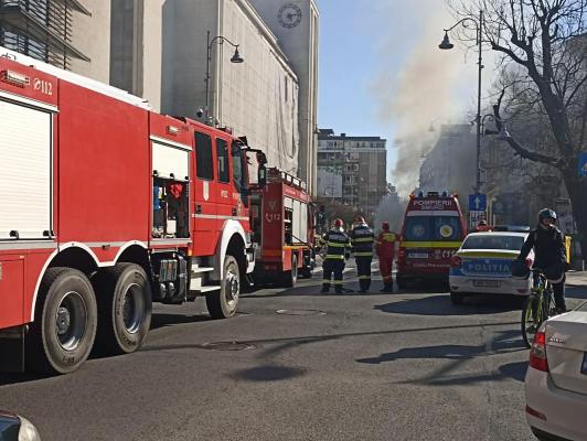 O mașină a luat foc, în zona Eden