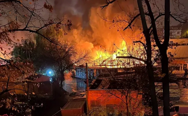 Alertă! Incendiu devastator în piața 1 Decembrie din București. Video
