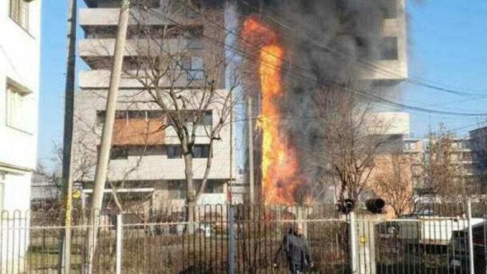 Sală de sport în flăcări: pompierii au intervenit cu mai multe autospeciale de stingere! Video