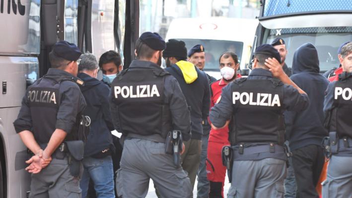 Guvernul Meloni acceptă intrarea în Italia a trei nave cu migranți, dar nu și-a schimbat poziția în privința imigrației 