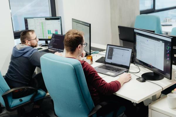 Concedieri în IT-ul românesc. O mare companie americană a renunțat la sute de angajați pentru al doilea an la rând