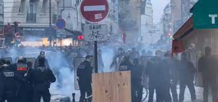 Ciocniri violente pe străzile din Paris