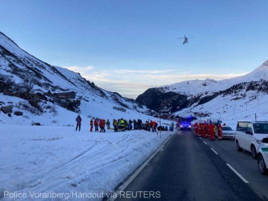 Zece schiori, salvaţi după ce o avalanşă a lovit o pârtie de schi în Austria
