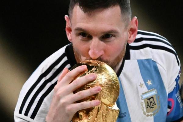 Fotbal - CM 2022: Messi a devenit primul jucător care câştigă două 'Baloane de Aur'