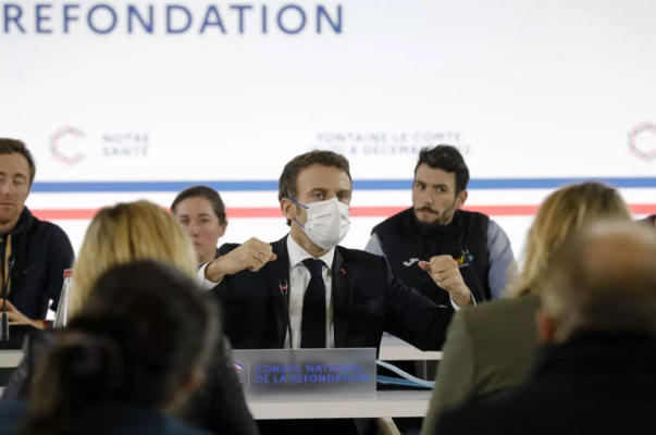 Macron poartă din nou masca sanitară în public: 'Este nevoie de o revenire la obiceiuri'