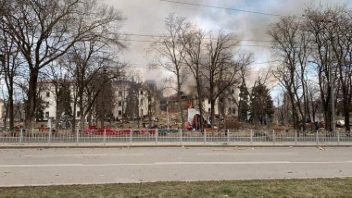 Rușii demolează celebrul teatru din Mariupol