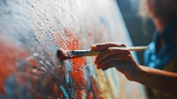 Un artist de 52 de ani din Filipine realizează opere de artă cu propriul sânge