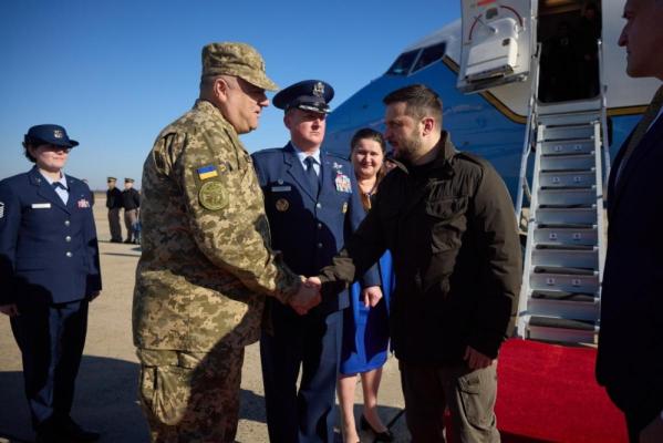 Zelenski a aterizat în Statele Unite. Americanii l-au așteptat cu covorul roșu 