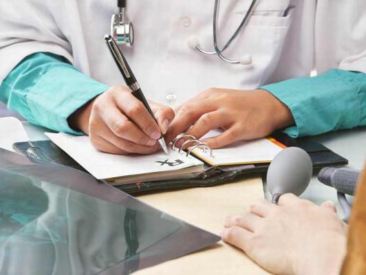 Medicul de familie din Constanța care a falsificat mai multe certificate de deces a scăpat basma curată  