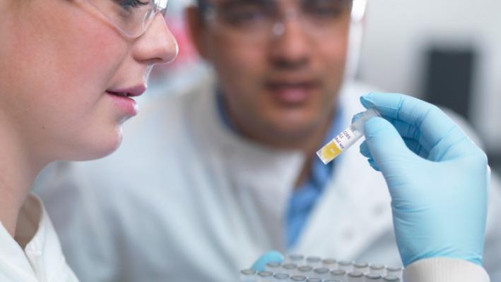 Anticorpi care pot neutraliza virusul HIV au fost generaţi de un vaccin experimental la voluntari