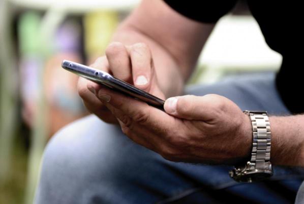 Giganții din telefonie fac șmecherii și în Europa: în România au reinventat nelimitatul. În alte țări folosesc alte trucuri 
