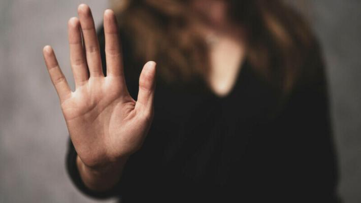 Bărbat cu HIV ajunge pe mâna judecătorilor după ce și-a violat verișoara minoră