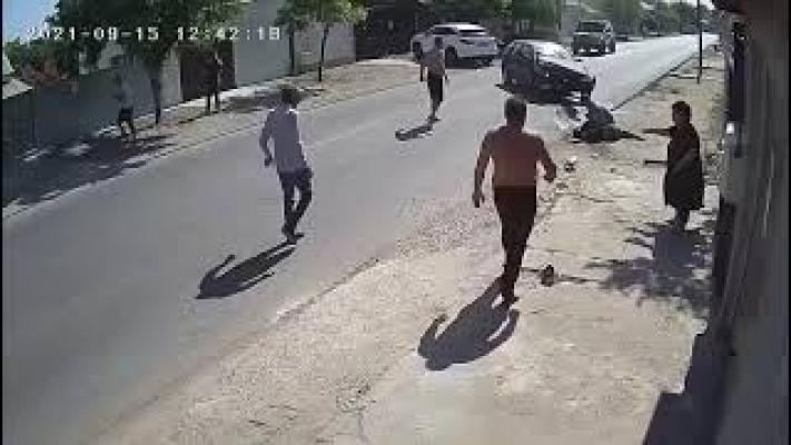 Un bărbat a vrut să-și ucidă fratele și tatăl; a intrat intenționat cu mașina în ei pe trotuar