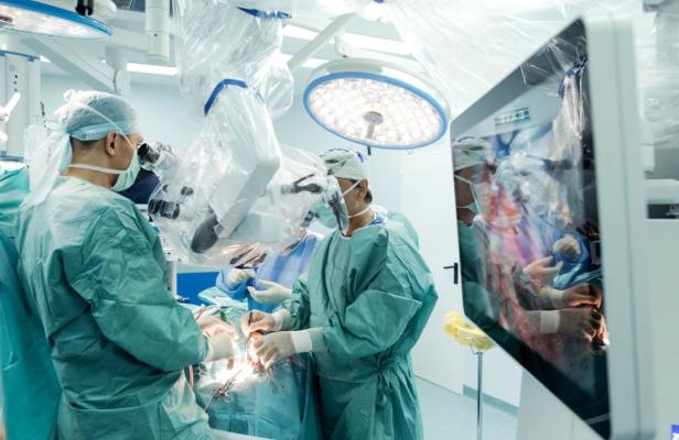Medic oftalmolog, semnal de alarmă cu privire la petarde: 'Toată noaptea i-am cusut ochii'