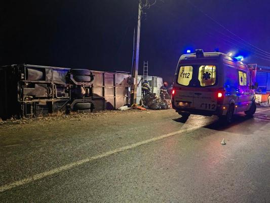 Autocar răsturnat: O fată a rămas fără mâini, iar alte 26 de persoane au fost grav rănite! Video
