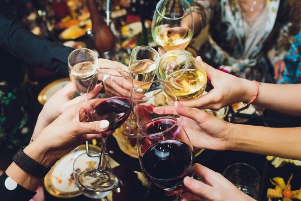 Ce spune psihologia despre oamenii care pleacă de la petreceri fără să-și ia rămas bun