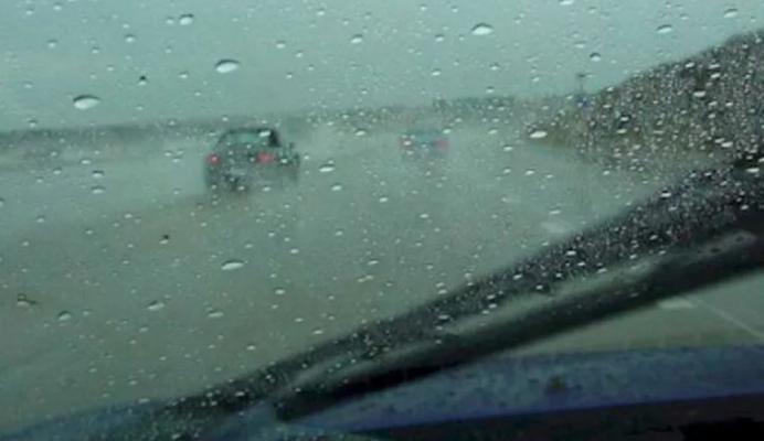 Atenţie, şoferi! Ploaie torenţială, pe autostrăzile A2 şi A4