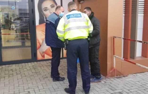 Un elev a fost reținut de poliție: și-a băgat un coleg cu capul în toaletă și l-a pus să meargă în genunchi 