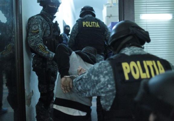 Persoane date în urmărire, depistate de polițiști