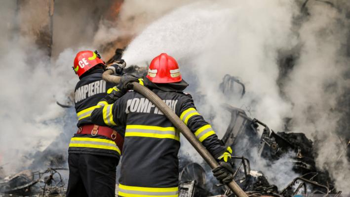 Mașină în flăcări, pe Bulevardul Aurel Vlaicu