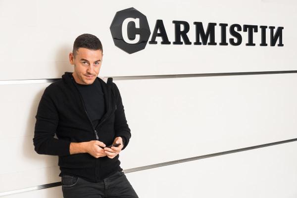Iustin Paraschiv, deținătorul Organizației Carmistin, instalează peste 10.000 de panouri solare în locațiile de producție
