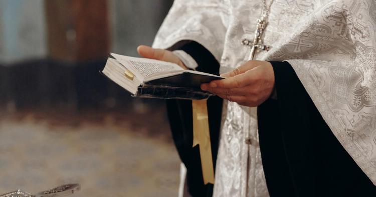 Un preot a agresat sexual, în biserică, doi băieți instituționalizați