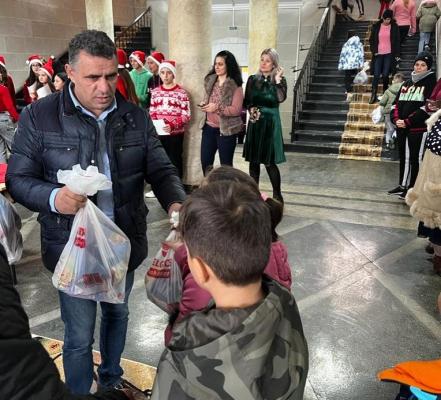 Moș Crăciun a împărțit cadouri copiilor din Poarta Albă 