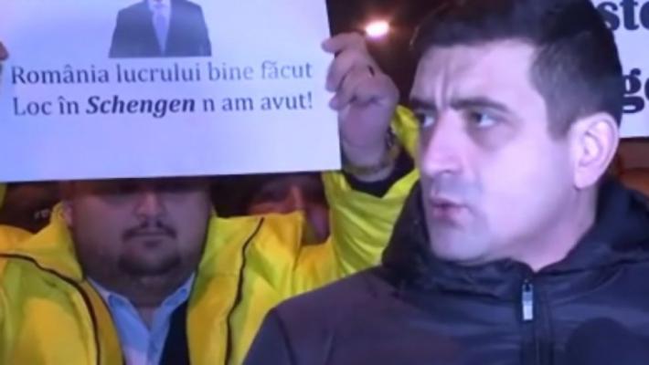 Protest AUR în faţa Ambasadei Austriei de la Bucureşti. Simion se plânge că oamenii sunt percheziţionaţi