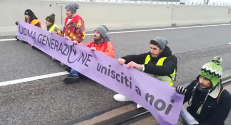 Activişti pentru climă au blocat un pod care leagă Veneţia de continent Video 