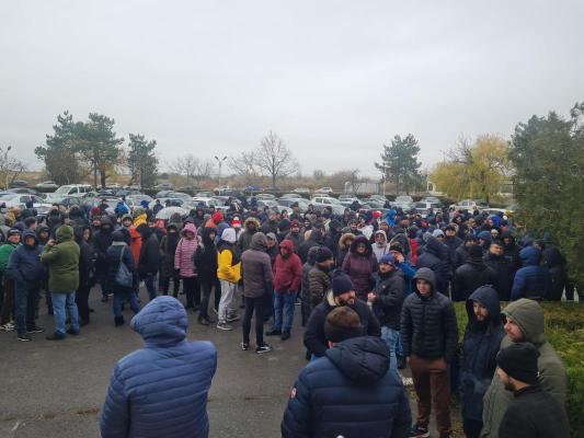 Le-a ajuns cuțitul la os! Angajații Rafinăriei Petromidia au ieșit în stradă!