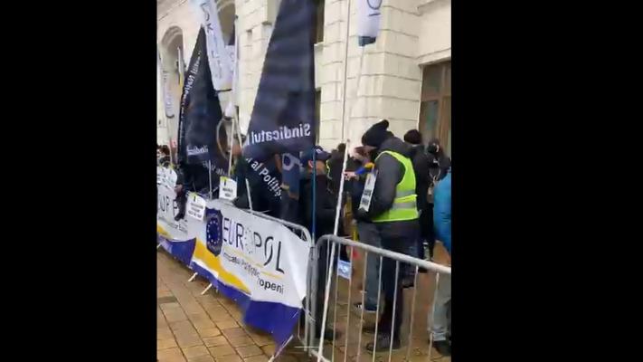 Și polițiștii au ieșit în stradă! Video