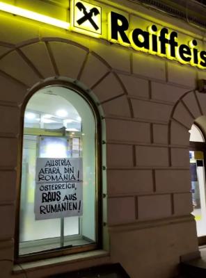 ”Afară din România” este mesajul apărut la o sucursală Raiffeisen Bank din Braşov, devenit viral