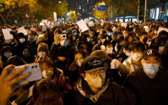 Revolta populară a dat roade: China renunță la obiectivul zero-Covid și slăbește restricțiile