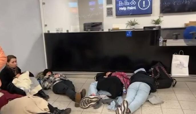 Sute de români, blocaţi pe aeroporturile din Marea Britanie din cauza ninsorii