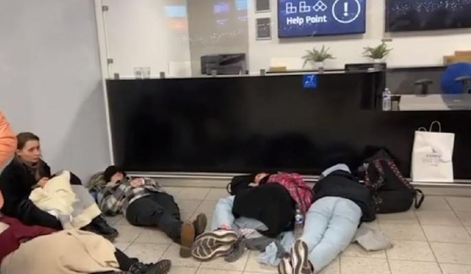 Sute de români sunt blocaţi pe aeroporturile din Marea Britanie