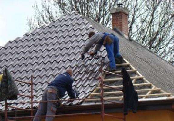 Ameninţată și șantajată de escroci prin metoda „Acoperişul“; au ajuns după gratii