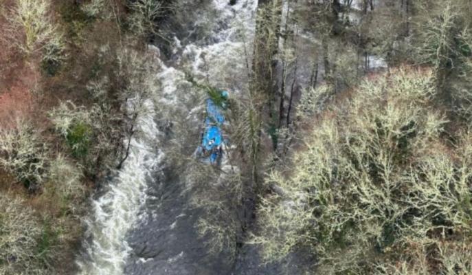 Șase morți după ce un autobuz a plonjat de pe un pod, într-un râu