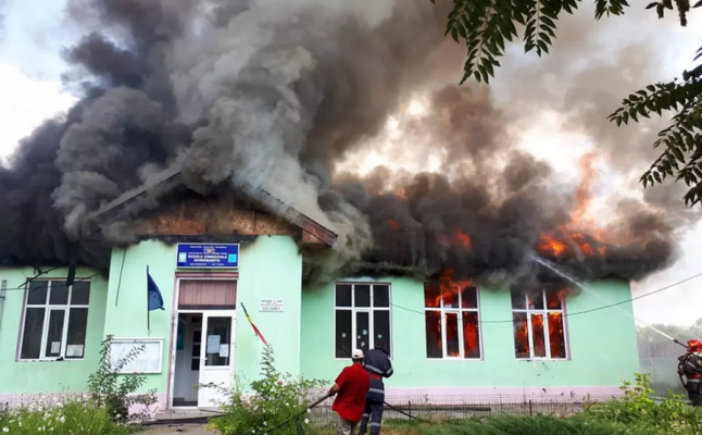 Incendiu la o şcoală din județul Bacău. Personalul şi elevii au fost evacuaţi 